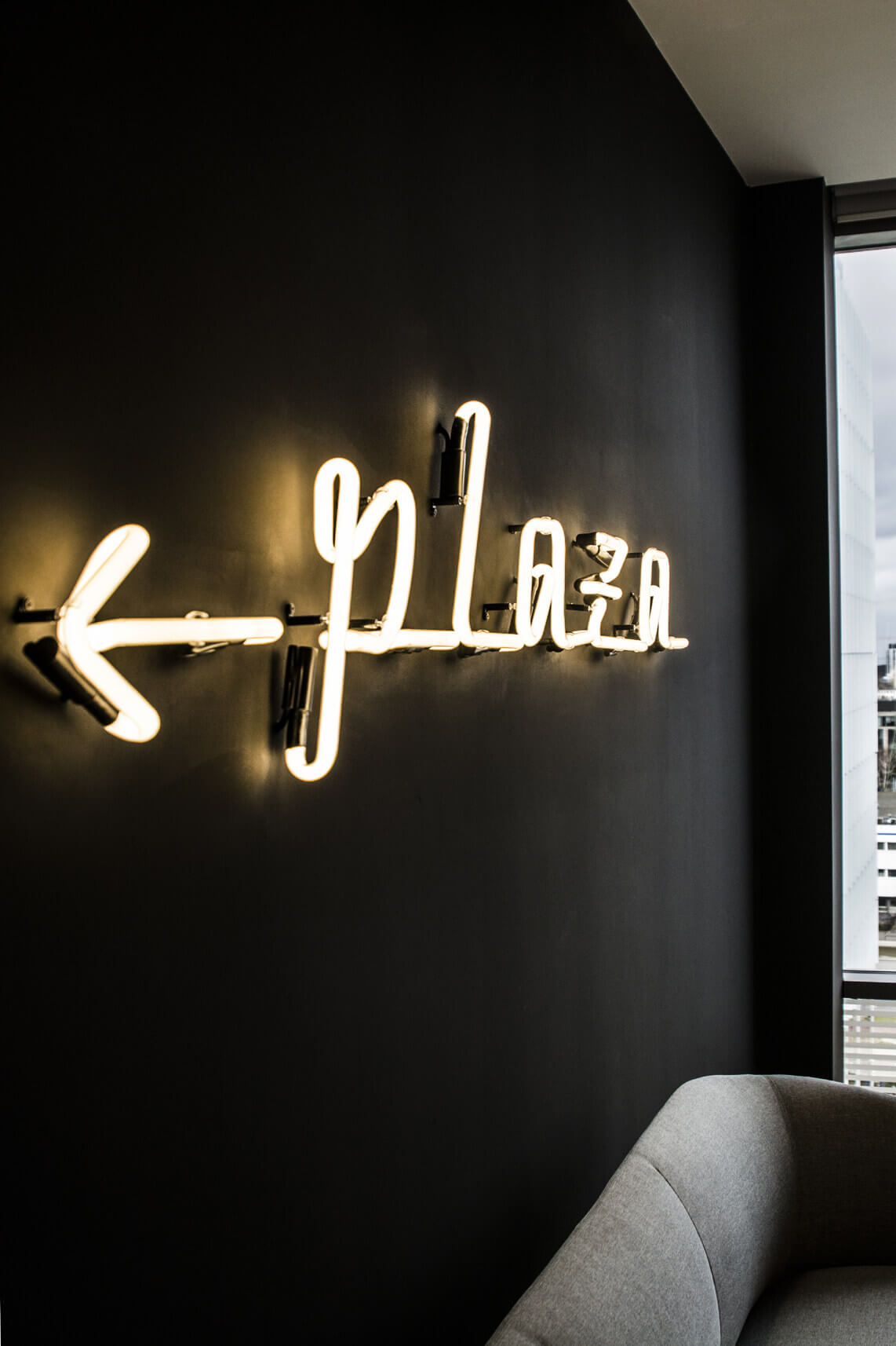 Neon-Plaza-Innenräume-Neon im Büro-Neon im Haus-Neon über der Couch-Neon an der Wand-Neon-Plaza-Neon im Büro-Neon direkt an der Wand